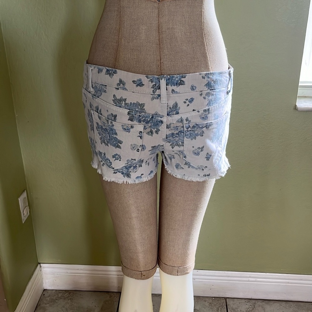 Low rise flowers shorts